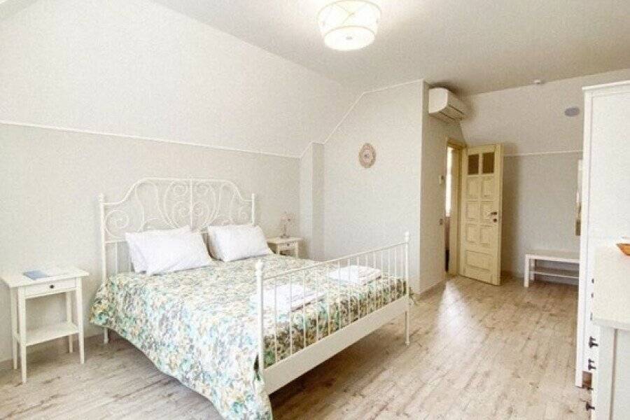 Стандарт плюс с боковым видом на море